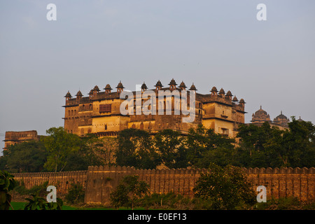 Orchha, est placé dans la boucle de la rivière betwa palais fondée en 1531,a été la capitale du roi bundela,Madhya Pradesh, Inde Banque D'Images