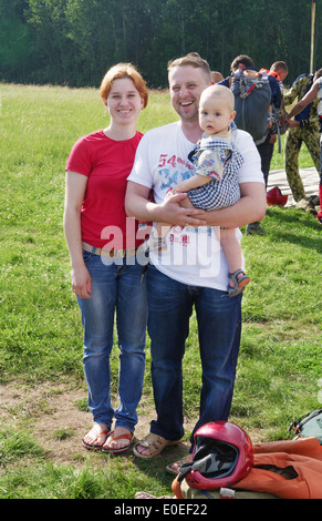 Un jour avec l'aérodrome de parachutiste. La famille des parachutistes. Banque D'Images