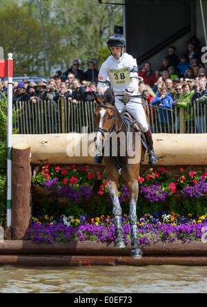 Badminton House, Gloucestershire, 10 mai 2014. Harry Meade et WILD LONE - phase de cross-country, Mitsubishi Motors Badminton Horse Trials. Credit : Nico Morgan/Alamy Live News Banque D'Images