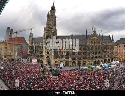 Munich, Allemagne. 10 mai, 2014. Des milliers de supporters du FC Bayern Munich se rassemblent dans la Marienplatz pour célébrer le championnat de Bundesliga pour la saison 2013/14 à Munich, Allemagne, 10 mai 2014. Foto : PETER KNEFFEL/dpa/Alamy Live News Banque D'Images