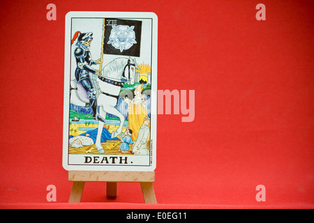 La mort. Une carte de tarot Arcanes majeurs de la Universal Waite pont. Banque D'Images