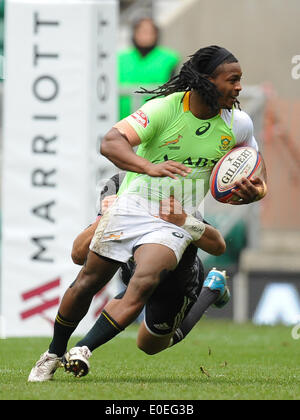 Londres, Royaume-Uni. 11 mai 2014. Branco du Preez (Afrique du Sud tente de se soustraire à un joueur néo-zélandais de vol au cours de la Cup trimestre dernier match entre la Nouvelle-Zélande et l'Afrique du Sud à l'hôtel Marriott London tournoi de rugby à VII, qui aura lieu pendant le stade de rugby de Twickenham à Londres dans le cadre de la HSBC Sevens World Series. Photo par Roger Sedres/ImageSA Banque D'Images