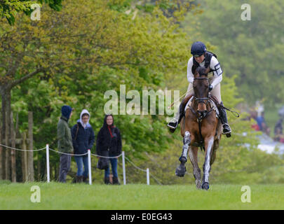 Badminton House, Gloucestershire, 10 mai 2014. Pippa Funnel et BILLY ATTENTION - phase de cross-country, Mitsubishi Motors Badminton Horse Trials. Credit : Nico Morgan/Alamy Live News Banque D'Images