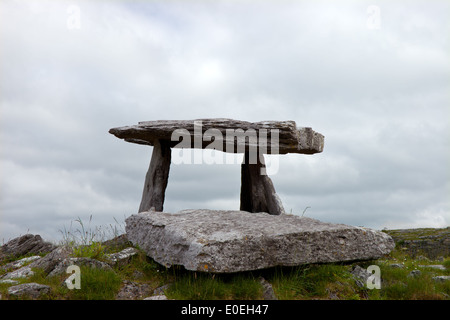 Pierre mégalithique antiques au tombeau dans le Burren Poulnabrone, Irlande Banque D'Images