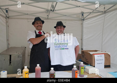 Cudham, UK. 11 mai 2014. Rouleaux de bacon et hamburgers étaient en vente pour récolter des fonds pour le St Christopher's Hospice pendant les bluebell wal Crédit : Keith Larby/Alamy Live News Banque D'Images