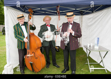 Cudham, UK. 11 mai 2014. West End Jazzband au début de la marche 2014 Bluebell pour lever des fonds pour le St Christopher's Hospice. Credit : Keith Larby/Alamy Live News Banque D'Images