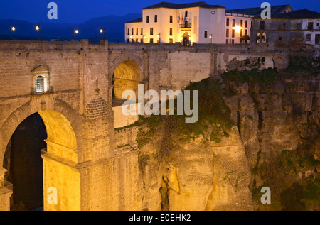 Puente Nuevo (Pont Neuf) et maisons au crépuscule, Ronda, Espagne Banque D'Images