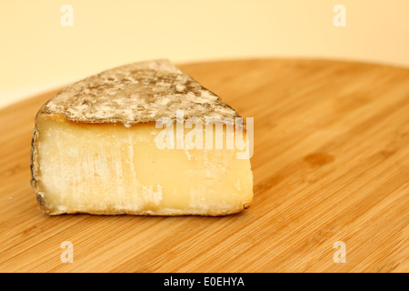 La Tomme de Savoie sur planche de bois Banque D'Images