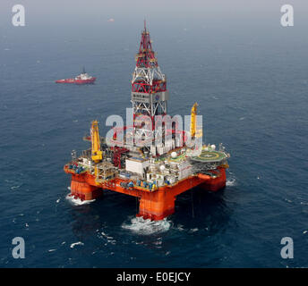 Pour aller à l'article 'XINHUA Les forages représentent l'entreprise dans les eaux chinoises : officiels" (140511) -- BEIJING, 11 mai 2014 (Xinhua) -- 981 fichier photo montre la plate-forme de forage de Chine Oilfield Services Limited (COSL), 17 miles nautiques (environ 31 km) de l'île de la Chine Zhongjian îles Xisha, mer de Chine du sud. Yi Xianliang, Directeur Général Adjoint du Ministère des affaires maritimes et du ministère des Affaires étrangères de la Chine, a déclaré aux journalistes vendredi que la partie chinoise est 'deeply surpris et choqué" par le Vietnam, tente depuis le 2 mai à perturber la Chines Banque D'Images