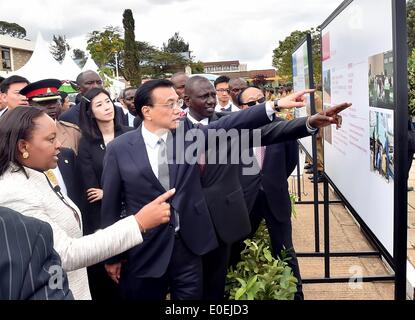 Nairobi, Kenya. Le 11 mai, 2014. Le Premier ministre chinois Li Keqiang en apprend davantage sur le Service National de la jeunesse (SNJ) et de projets de coopération entre la Chine et le Kenya au cours de sa visite à la NYS à Nairobi, Kenya, le 11 mai 2014. Crédit : Li Tao/Xinhua/Alamy Live News Banque D'Images