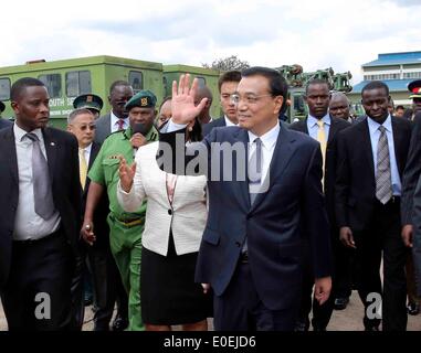 Nairobi, Kenya. Le 11 mai, 2014. Le Premier ministre chinois Li Keqiang (avant) du Kenya visites Service National de la jeunesse (SNJ) à Nairobi, Kenya, le 11 mai 2014. Credit : Ding Lin/Xinhua/Alamy Live News Banque D'Images