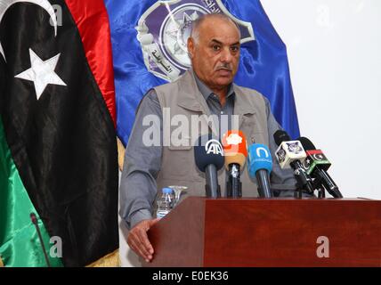 Tripoli (Libye). Le 11 mai, 2014. Le ministre libyen de l'intérieur désigné Saleh Maziq traite d'une conférence de presse à Tripoli, en Libye, le 11 mai 2014. Saleh Maziq a souligné que l'INTERPOL s'est dit prêt à aider la Libye à récupérer les avoirs volés par l'ancien régime de Kadhafi lors de sa visite à INTERPOL récemment. Credit : Hamza Turkia/Xinhua/Alamy Live News Banque D'Images