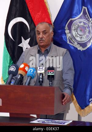 Tripoli (Libye). Le 11 mai, 2014. Le ministre libyen de l'intérieur désigné Saleh Maziq traite d'une conférence de presse à Tripoli, en Libye, le 11 mai 2014. Saleh Maziq a souligné que l'INTERPOL s'est dit prêt à aider la Libye à récupérer les avoirs volés par l'ancien régime de Kadhafi lors de sa visite à INTERPOL récemment. Credit : Hamza Turkia/Xinhua/Alamy Live News Banque D'Images