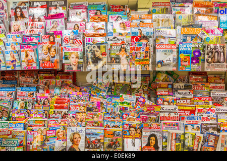 Une sélection de magazines de style de vie à vendre dans un marchand de journaux Voir Londres Angleterre Royaume-Uni Banque D'Images