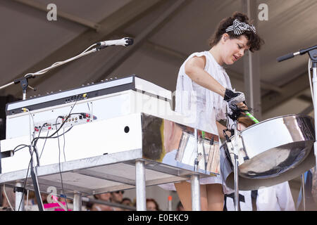 La Nouvelle-Orléans, Louisiane, Etats-Unis. 4 mai, 2014. Régine Chassagne d'Arcade Fire effectue vivent à Nola Jazz Fest de La Nouvelle-Orléans, Louisiane © Daniel DeSlover/ZUMAPRESS.com/Alamy Live News Banque D'Images