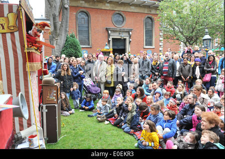 Covent Garden, Londres, Royaume-Uni. 11 mai 2014. La foule regarde l'un des nombreux Punch & Judy spectacles au Peut Fayre à Covent Garden. Crédit : Matthieu Chattle/Alamy Live News Banque D'Images