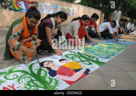 New Delhi, Inde. Le 11 mai, 2014. Artistes et membres de l'éducation à la santé et l'environnement La société Sensibilisation peindre à l'occasion de la Fête des mères à Jantar Mantar à New Delhi, Inde, le 11 mai 2014. Credit : Partha Sarkar/Xinhua/Alamy Live News Banque D'Images