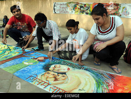 New Delhi, Inde. Le 11 mai, 2014. Artistes et membres de l'éducation à la santé et l'environnement La société Sensibilisation peindre à l'occasion de la Fête des mères à Jantar Mantar à New Delhi, Inde, le 11 mai 2014. Credit : Partha Sarkar/Xinhua/Alamy Live News Banque D'Images