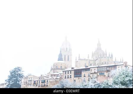 La cathédrale de Ségovie et de la ville dans l'hiver de la neige et du brouillard, de la région autonome de Castille et León, province de Ségovie, Espagne Banque D'Images