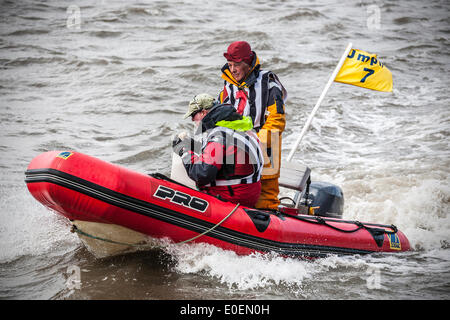 West Kirby, Liverpool, Royaume-Uni. 11 mai 2014. British Open Team Championships 2014 Trophée. Premier League du voile Le Trophée 'Wilson' 200 marins de classe olympique concourir annuellement sur Kirby amphithéâtre marin dans l'un des événements préférés du monde où des milliers de spectateurs suivent 300 courses frénétiques, courtes et tranchantes dans trois équipes de voile se bousculant sur un lac de la taille d'un terrain de football pour gagner le titre convoité : "Wilson Trophy Champion." Crédit : Cernan Elias/Alamy Live News Banque D'Images