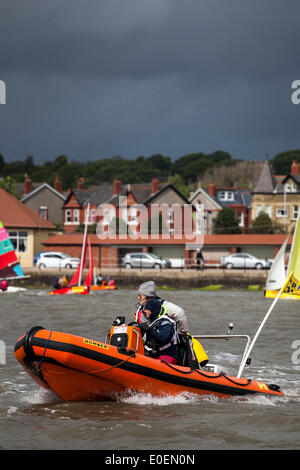 Ciel couvert à West Kirby, Liverpool, Royaume-Uni. 11 mai 2014. Umpires Rib boat à l'épreuve de Trophée des championnats de course de l'équipe ouverte britannique 2014. Les 200 marins de classe olympique de la première Ligue de voile, le « Trophée Wilson », se disputent chaque année sur l’amphithéâtre marin de Kirby dans l’un des événements les plus populaires du monde, où des milliers de spectateurs suivent 300 courses courtes et frénétique en équipes de trois bateaux qui se bousculent sur un lac de la taille d’un terrain de football pour remporter le titre convoité : « Wilson Trophy Champion ». Banque D'Images