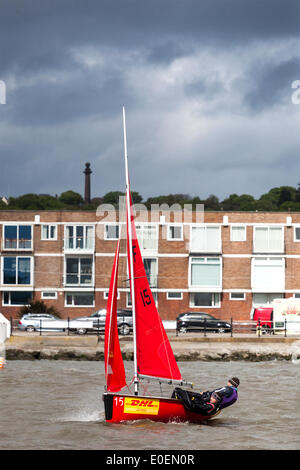 West Kirby, Liverpool, Royaume-Uni. 11 mai 2014. Bateaux de l'équipe DHL Express à la British Open Team Racing Championships 2014 Trophée. Premier League du voile Le Trophée 'Wilson' 200 marins de classe olympique concourir annuellement sur Kirby amphithéâtre marin dans l'un des événements préférés du monde où des milliers de spectateurs suivent 300 courses frénétiques, courtes et tranchantes dans trois équipes de voile se bousculant sur un lac de la taille d'un terrain de football pour gagner le titre convoité : "Wilson Trophy Champion." Crédit : Cernan Elias/Alamy Live News Banque D'Images