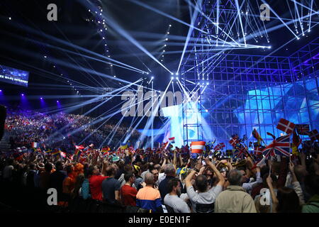 Copenhague, Danemark. 10 mai, 2014. Fans attendre le début de la grande finale du 59e Concours Eurovision de la chanson (ESC) à Copenhague, Danemark, 10 mai 2014. Photo : JOERG CARSTENSEN/dpa/Alamy Live News Banque D'Images