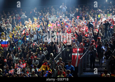 Copenhague, Danemark. 10 mai, 2014. Fans attendre le début de la grande finale du 59e Concours Eurovision de la chanson (ESC) à Copenhague, Danemark, 10 mai 2014. Photo : JOERG CARSTENSEN/dpa/Alamy Live News Banque D'Images