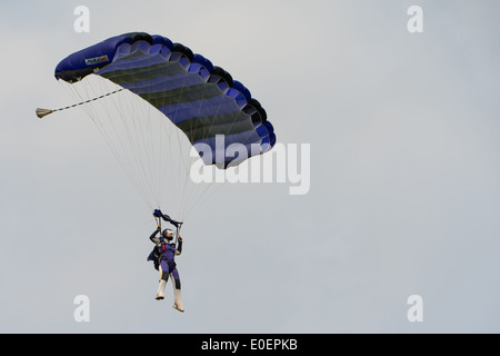 Membre de l'équipe de parachutisme en chute libre à manoeuvre Abingdon Air Show Mai 2014 Banque D'Images