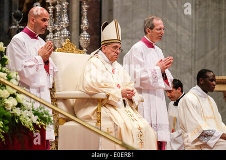 Vatican Le Pape François - l'ordination de 13 nouveaux prêtres dans la Basilique Saint Pierre , 11 mai 2014 Banque D'Images