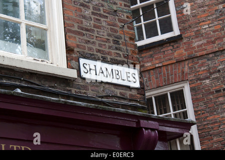 Un panneau annonçant la célèbre rue historique 'Shambles' dans la ville médiévale de York, Angleterre Banque D'Images