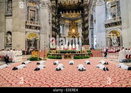 Vatican Le Pape François - l'ordination de 13 nouveaux prêtres dans la Basilique Saint Pierre , 11 mai 2014 Banque D'Images