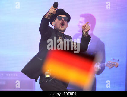 Hambourg, Allemagne. 10 mai, 2014. Jan Delay effectue avant la diffusion de l'Eurovision à la projection publique à Hambourg, Allemagne, 10 mai 2014. Le CES a lieu à Copenhague. L'Allemagne est représentée par la bande Elaiza. Photo : DANIEL REINHARDT/dpa/Alamy Live News Banque D'Images