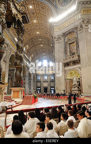 Vatican Le Pape François - l'ordination de 13 nouveaux prêtres dans la Basilique Saint Pierre , 11 mai 2014 Banque D'Images