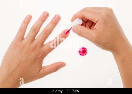 Les ongles Peinture émail rose avec gros plan sur fond blanc Banque D'Images