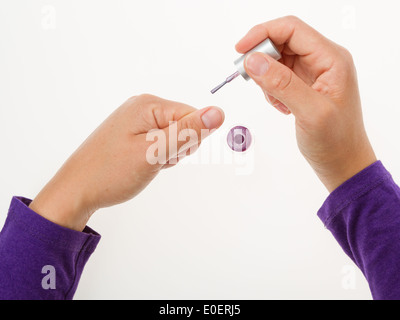 Les ongles Peinture émail rose avec gros plan sur fond blanc Banque D'Images