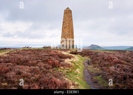 Monument du capitaine Cook, Lande d'Easby, North York Moors National Park, Royaume-Uni, avec garniture Roseberry au loin. Banque D'Images