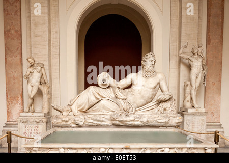 Statue en marbre de la rivière Arno, Dieu ( ), datant de l'époque de l'empereur Hadrien, le Musée du Vatican, Cité du Vatican, Italie Banque D'Images