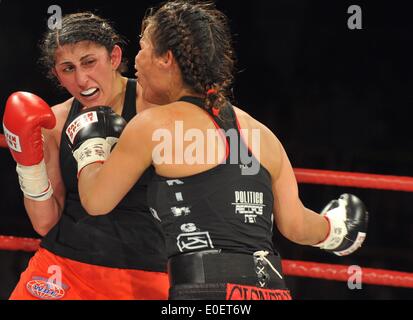 Ulm, Allemagne. 10 mai, 2014. Rola El-Halabi (L), l'Allemand professionnel d'origine libanaise, boxeur en action contre Victoria Cisneros des USA au cours de leur combat pour le titre de la FMB à Ulm, Allemagne, le 10 mai 2014. Le WBF super-légers Champion Rola El Halabi a défendu avec succès son titre. Photo : STEFAN UDRY/dpa/Alamy Live News Banque D'Images