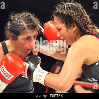 Ulm, Allemagne. 10 mai, 2014. Rola El-Halabi (L), l'Allemand professionnel d'origine libanaise, boxeur en action contre Victoria Cisneros des USA au cours de leur combat pour le titre de la FMB à Ulm, Allemagne, le 10 mai 2014. Le WBF super-légers Champion Rola El Halabi a défendu avec succès son titre. Photo : STEFAN UDRY/dpa/Alamy Live News Banque D'Images