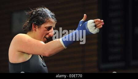 Ulm, Allemagne. 10 mai, 2014. Rola El-Halabi, Allemand professionnel d'origine libanaise boxer, réagit au cours titre WBF lutte contre Victoria Cisneros des USA à Ulm, Allemagne, le 10 mai 2014. Le WBF super-légers Champion Rola El Halabi a défendu avec succès son titre. Photo : STEFAN UDRY/dpa/Alamy Live News Banque D'Images