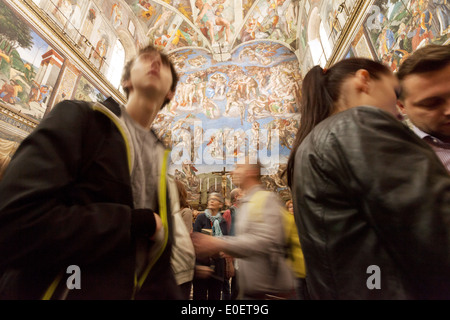 Touristes du Vatican ; Un touriste regardant les peintures sur le plafond de la Chapelle Sixtine, l'intérieur des musées du Vatican, la Cité du Vatican, Rome Italie Europe Banque D'Images