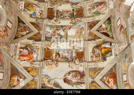 Le plafond ou le toit de la chapelle Sixtine peintures, peint par Michel-Ange 1508-1512, Cité du Vatican, Rome Italie. Art et peinture de la Renaissance italienne Banque D'Images