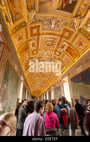 Les touristes à la recherche à l'ornate plafond décoré, la galerie des cartes, Musée du Vatican, Cité du Vatican, Rome Italie Europe Banque D'Images
