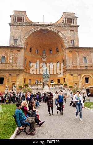 Les touristes en cour du Belvédère, ou cour de la pomme de pin ; Musées du Vatican, Italie, Europe Banque D'Images