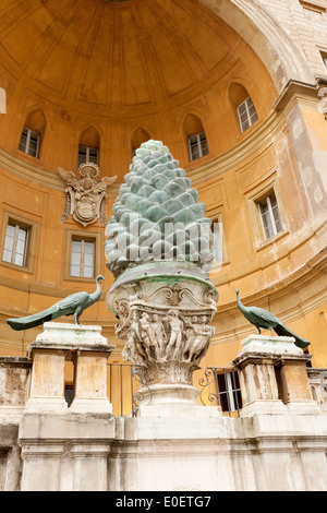 La Pigna ou Cône de pin, une sculpture en marbre romain du 1er siècle, cour du Belvédère, Musée du Vatican, Italie Banque D'Images