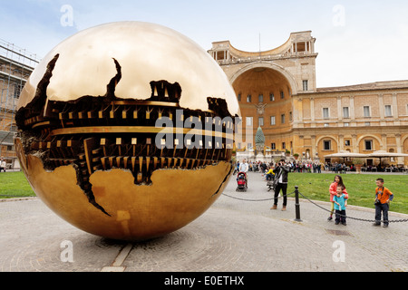 Les enfants à la sculture de Arnaldo Pomodoro Sphère Sphère '', dans la cour du Belvédère, Musées du Vatican, Italie Banque D'Images