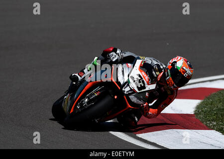 Imola, Italie. Le 11 mai, 2014. Marco Melandri (APRILIA RACING TEAM) en action lors du Superbike World Championship tour 04 à Imola, Italie. Credit : Action Plus Sport/Alamy Live News Banque D'Images