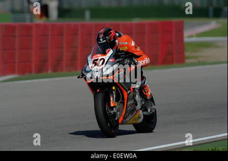 Imola, Italie. Le 11 mai, 2014. Sylvain Guintoli (APRILIA RACING TEAM) en action lors du Superbike World Championship tour 04 à Imola, Italie. Credit : Action Plus Sport/Alamy Live News Banque D'Images