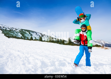 Snowboarder Funny Girl holding sur ses épaules Banque D'Images